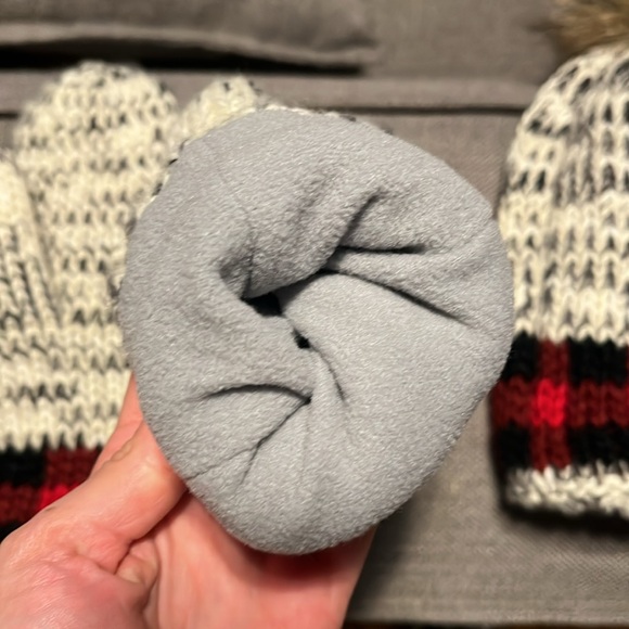 Matching Hat & Mitten Set! - Picture 5 of 7